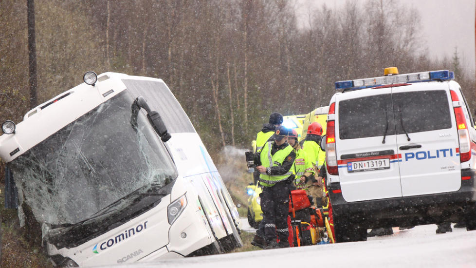 TO OMKOMNE:  To menn omkom og sju ble fraktet til sjukehus etter at en turistbuss fra Finnsnes i Lenvik kommune havnet i gr�fta i dag tidlig. Alle de innvolverte er fra kommunen. Foto: JON HENRIK LARSEN / SALANGEN-NYHETER.COM