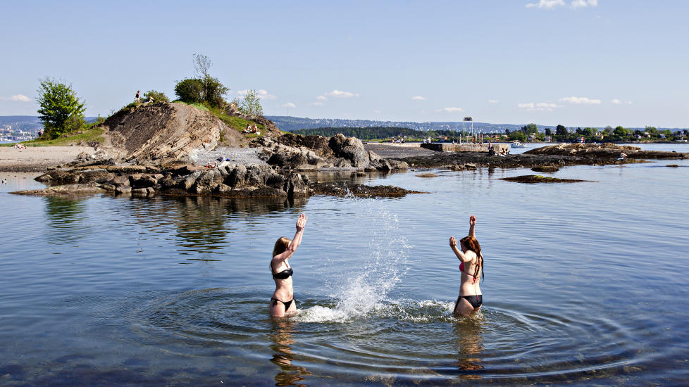 DETTE KAN DU SE LANGT ETTER: Du m� nok sm�re deg med t�lmodighet om du �nsker sommerv�r og bading. Nyt sola mens du kan, for meteorologene melder d�rligere v�r allerede neste uke. Her fra Huk hvor Ida �rbekk og Birgitte Wendelbo tar �rets f�rst bad. FOTO:TORBJ�RN BERG / DAGBLADET