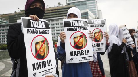 AKTIVISTER: Indonesiske aktivister protesterer mot Lady Gaga sin konsert i hovedstaden Jakarta. Foto: Oscar Siagian / AFP Photo / NTB Scanpix AKTIVISTER: Indonesiske aktivister protesterer mot Lady Gaga sin konsert i hovedstaden Jakarta. Foto: Oscar Siagian / AFP Photo / NTB Scanpix