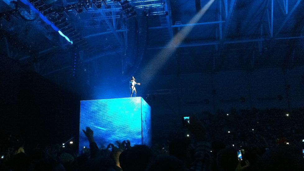 USPISELIG FOTOKONTRAKT: Managementet til Kanye West og Jay-Z krevde at fotografene skrev under en kontrakt med uakseptable restriksjoner forut for konserten i g�r. Dagbladet var et av mediene som nektet � skrive under. Dette bildet er tatt ute i salen av Dagbladets musikkreporter Jonas Pettersen.