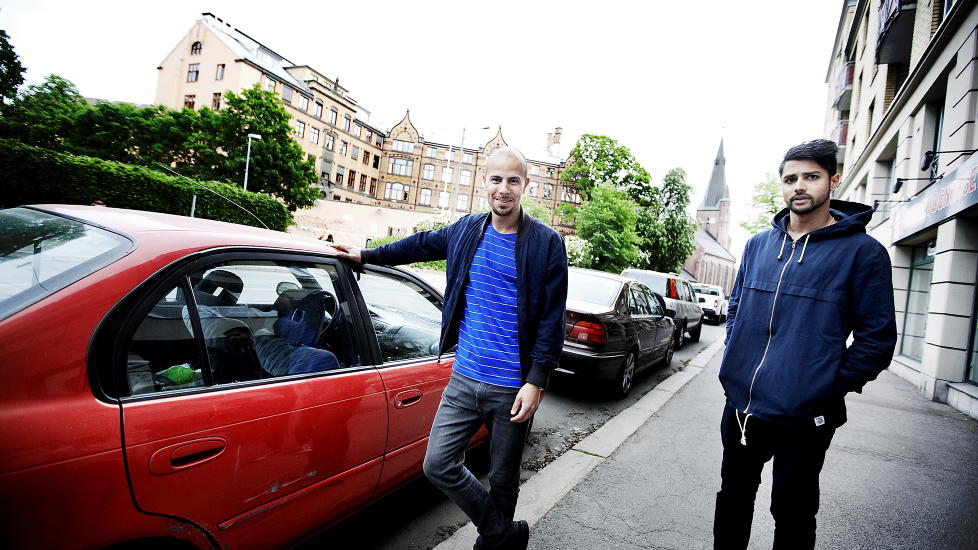 R�D L�T: Karpe Diem sparker i alle retninger p� sin nye l�t, som hele tiden sirkler rundt den r�de Toyota'en som en metafor p� ikke-materialisme, fornuftens kamp mot hovmod, om solidaritet og hardt arbeid i motsetning til selvforn�yd latskap. 
Foto: Christian Roth Christensen / Dagbladet