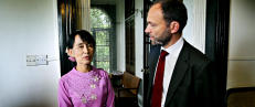 Aung San vil m�te
folket i Norge