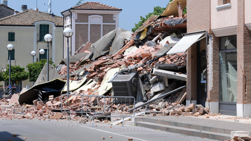 MINST 15 D�DE:  Minst 15 personer har mistet livet i jordskjelvet som rammet Nord-Italia i dag. Her fra en sammenrast bygning i Cavezzo Foto: AP Photo/Gianfilippo Oggioni, Lapresse/Scanpix