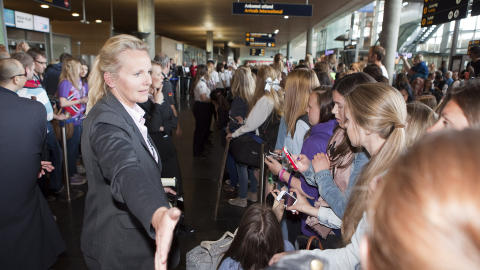 FLYPLASSKAOS: Hundrevis av Bieber-fans hadde m�tt opp p� Gardermoen. Oppm�te ble forgjeves da Bieber ikke viste seg for offentligheten p� vei ut. Foto: Anders Gr�nneberg / Dagbladet