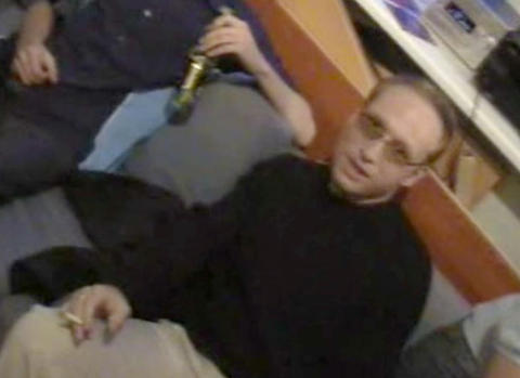 TO ÅR TIDLIGERE: Her er Breivik fra en videofilm på fest med medlemmer av Fremskrittspartiets Ungdom i 2002. To år senere kontaktet han et datingselskap. I 2005 ble han dumpet av Natascha. Foto: Privat TO ÅR TIDLIGERE: Her er Breivik fra en videofilm på fest med medlemmer av Fremskrittspartiets Ungdom i 2002. To år senere kontaktet han et datingselskap. I 2005 ble han dumpet av Natascha. Foto: Privat