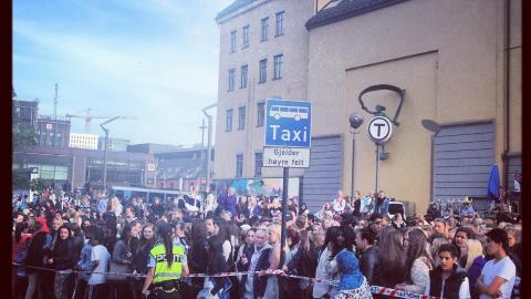 CLARION-KAOS: Hundrevis hadde m�tt opp utenfor Clarion-hotellet ved Oslo S, der Bieber skal v�re innlosjert. Oslo-politiet strevde til tider med � ha kontroll p� de elleville fansene. Foto: Thea Steen / Dagbladet