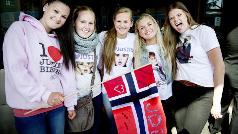 BELIEBERS: Ida Urke, Ida Markussen Eng, Fride Aga, Ingrid H�ydal Nestvold og Elise Knudsen hadde lett etter Bieber i seks timer i dag, uten hell. Foto: John T. Pedersen / Dagbladet