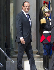 Hollande utelukker ikke væpnet intervensjon i Syria