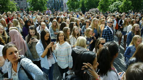 GRAND-KAOS: Flere hundre hadde ogs� posisjonert seg utenfor Grand Hotel p� Karl Johan, men Bieber dukket aldri opp her.
Foto: Krister S�rb� / NTB scanpix
