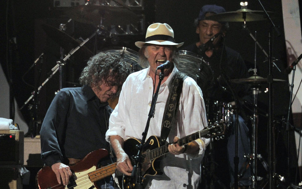 BAKP� GJENG: De humper av g�rde gjennom den amerikanske sangboka, Neil Young og Crazy Horse, her representert ved sentrallinja Billy Talbot (bass) og Ralph Molina (trommer). Foto: Chris Pizzello/AP/NTB Scanpix