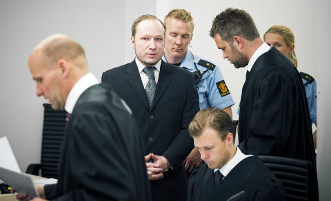 <b>ENGASJERT:</b> Anders Behring Breivik har tilsynelatende stor interesse for politiets redegjørelse i dag.