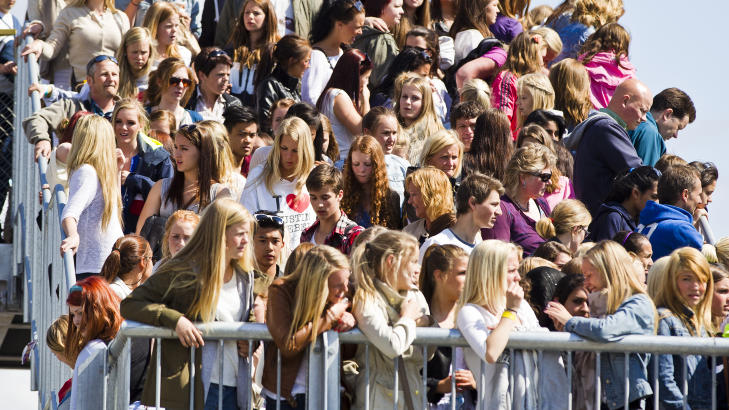 VENTER: Elleville fans fyller opp Operaen, og har allerede ventet i timer p� kveldens Justin Bieber-konsert. 
Foto: Vegard Gr�tt / NTB scanpix