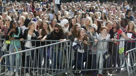 UFORSVARLIG: Politi, R�de Kors og Garden troppet opp for � passse p� at sikkerheten ble ivaretatt da ungdommen ventet i timesvis p� Bieber. Foto: Torbj�rn Gr�nning /  Dagbladet