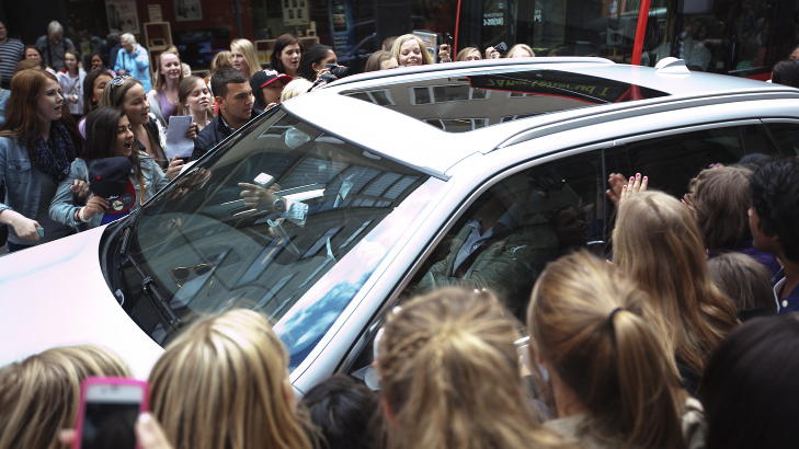 HYSTERI: Her er Bieber p� vei ut fra Hotel Contintental onsdag formiddag. Foto: Christian Roth Christensen / Dagbladet