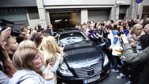 OMRINGET: Bieber ble omringet av fans p� vei ut fra Clarion Hotel Royal Christiania ved Oslo S. Foto: Christian Roth Christensen / Dagbladet
