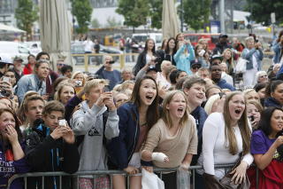 HVIIIN: �Beliebersene� ventet i timesvis for � f� et glimt av popprinsen. Foto: Torbj�rn Gr�nning /  Dagbladet