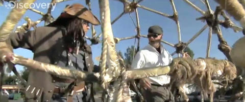 Kan man egentlig dingle seg i sikkerhet hvis man fanges i et bur laget av menneskebein?