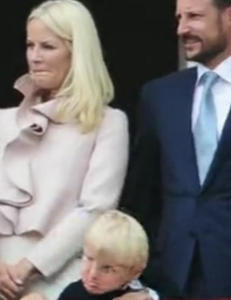 Prinsesse Ingrid Alexandra dirigerte barnekoret fra slottbalkongen