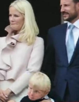 Prinsesse Ingrid Alexandra dirigerte barnekoret fra slottbalkongen