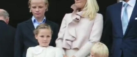 Prinsesse Ingrid Alexandra dirigerte barnekoret fra slottbalkongen