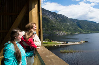 SKEPTISKE: Selv om mor og far Nordgaard ikke har særlig trua på at de får se noen sjøorm noen gang, er datteren på to år sikker på at hun har sett den. Foto: ROGER BRENDHAGEN SKEPTISKE: Selv om mor og far Nordgaard ikke har særlig trua på at de får se noen sjøorm noen gang, er datteren på to år sikker på at hun har sett den. Foto: ROGER BRENDHAGEN