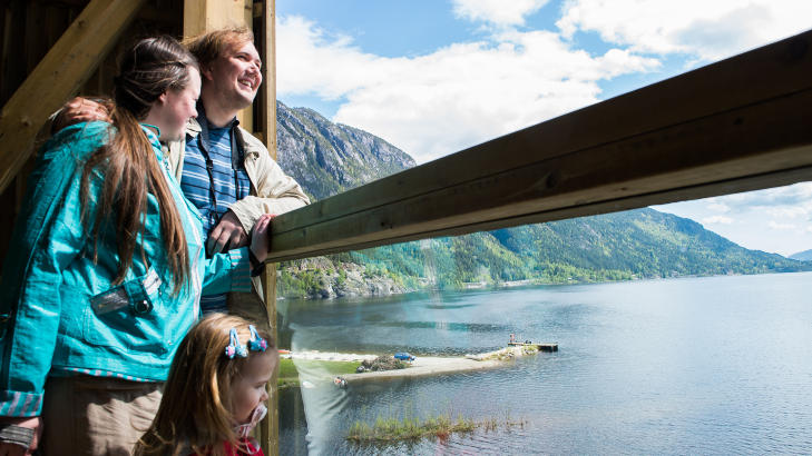 UTSIKTSPOST: Tor-Bjørn Nordgaard, kona Janna Nordgaard og datteren Irene Elisabeth Nordgaard (2 år) ser utover Seljordsvannet fra det nye sjøormtårnet. Foto: ROGER BRENDHAGEN UTSIKTSPOST: Tor-Bjørn Nordgaard, kona Janna Nordgaard og datteren Irene Elisabeth Nordgaard (2 år) ser utover Seljordsvannet fra det nye sjøormtårnet. Foto: ROGER BRENDHAGEN