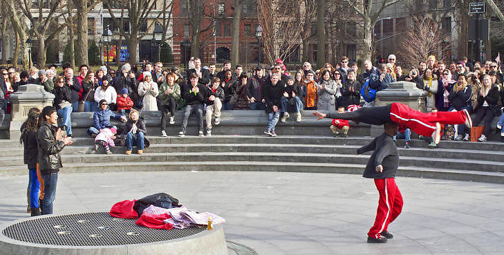 WASHINGTON SQUARE: I hjertet av Greenwich Village har gateartister av alle slag en stor scene som brukes flittig fra tidlig formiddag til langt på kveld. Foto: TERJE MOSNES WASHINGTON SQUARE: I hjertet av Greenwich Village har gateartister av alle slag en stor scene som brukes flittig fra tidlig formiddag til langt på kveld. Foto: TERJE MOSNES