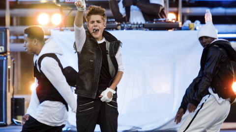 IDOLET: Popstjernen Justin Bieber i aksjon på scenen under konserten utenfor Operaen i Oslo. Foto: Fredrik Varfjell / NTB scanpix IDOLET: Popstjernen Justin Bieber i aksjon på scenen under konserten utenfor Operaen i Oslo. Foto: Fredrik Varfjell / NTB scanpix