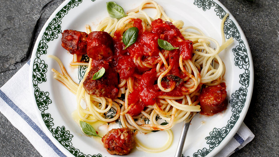 Middagen i boks: Kast hermetikken og lag Capri'en selv - spaghetti og raust med tomatsaus, gode p�lser og hjemmelagde kj�ttboller.