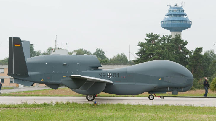 FØRERLØS FRAMTID: En førerløs Euro Hawk-drone på den militære flybasen i Manching sør i Tyskland 21. juli i fjor etter å ha fløyet 'på egenhånd' fra California. Flyet har 40 meter vingespenn, kan fly i 20 kilometers høyde og være sammenhengende i lufta i 30 timer. FOTO: ARMIN WEIGEL, AFP/NTB SCANPIX. FØRERLØS FRAMTID: En førerløs Euro Hawk-drone på den militære flybasen i Manching sør i Tyskland 21. juli i fjor etter å ha fløyet 'på egenhånd' fra California. Flyet har 40 meter vingespenn, kan fly i 20 kilometers høyde og være sammenhengende i lufta i 30 timer. FOTO: ARMIN WEIGEL, AFP/NTB SCANPIX.