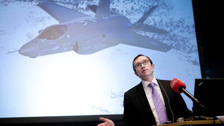 - DRONER INGEN ERSTATNING: - F-35 kan ikke erstattes innen overskuelig framtid til norsk hovedbruk, sier forsvarsminister Espen Barth Eide (Ap) - her under presentasjonen 23. mars i år av regjeringens langtidsplan for Forsvaret, som blant annet omfatter 48 nye kampfly med base på Ørland.
Foto: Tore Meek, NTB Scanpix. - DRONER INGEN ERSTATNING: - F-35 kan ikke erstattes innen overskuelig framtid til norsk hovedbruk, sier forsvarsminister Espen Barth Eide (Ap) - her under presentasjonen 23. mars i år av regjeringens langtidsplan for Forsvaret, som blant annet omfatter 48 nye kampfly med base på Ørland.
Foto: Tore Meek, NTB Scanpix.