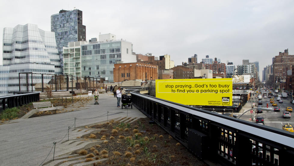 HIGH LINE PARK:  Fra ti meters h�yde er utsikten til 10. aveny litt annerledes. Den lange parken strekker seg gjennom Meatpacking District og Chelsea. ALLE FOTO: TERJE MOSNES