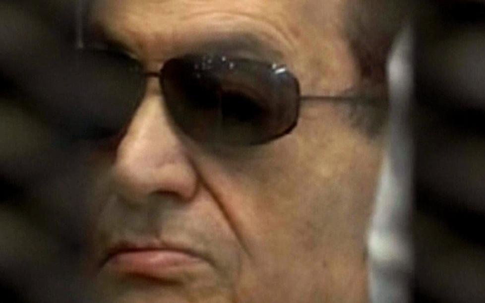 I RETTEN: Dette bildet fra Egypts statlige TV-kanal viser den sparkede presidenten Hosni Mubarak i et bur i retten idag, f�r han fikk vite dommen. Foto: AFP/Egyptisk TV.