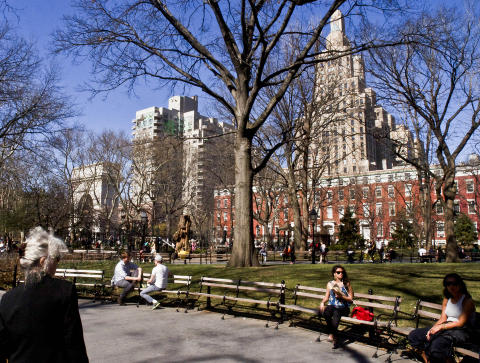 PARKLIV: Det finnes verre ting enn å kjenne sola i ansiktet på en benk i Washington Square Park. PARKLIV: Det finnes verre ting enn å kjenne sola i ansiktet på en benk i Washington Square Park.