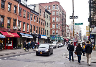 FREDELIG: Cornelia Street møter Bleecker Street der småbutikker og lite påtrengende biltrafikk gjør gatelivet avslappende. FREDELIG: Cornelia Street møter Bleecker Street der småbutikker og lite påtrengende biltrafikk gjør gatelivet avslappende.