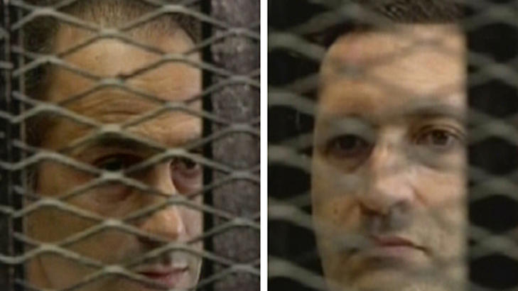 SØNNENE: Disse to bildene hentet fra Egypts statlige TV viser sønnene til den kastede presidenten Hosni Mubarak, Gamal (t.v.) og Alaa mens de lytter til dommen mot sin far i Kairo i dag. Foto: AFP/HO/Egyptisk TV SØNNENE: Disse to bildene hentet fra Egypts statlige TV viser sønnene til den kastede presidenten Hosni Mubarak, Gamal (t.v.) og Alaa mens de lytter til dommen mot sin far i Kairo i dag. Foto: AFP/HO/Egyptisk TV