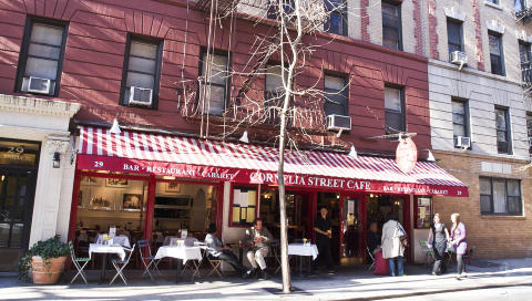 MANGFOLDIG: Cornelia Street Café — mat, musikk, poesi i skjønn forening. Norske New York-bosatte musikere som Eivind Opsvik, Lage Lund og Jostein Gulbrandsen står rett som det er på plakaten her. MANGFOLDIG: Cornelia Street Café — mat, musikk, poesi i skjønn forening. Norske New York-bosatte musikere som Eivind Opsvik, Lage Lund og Jostein Gulbrandsen står rett som det er på plakaten her.