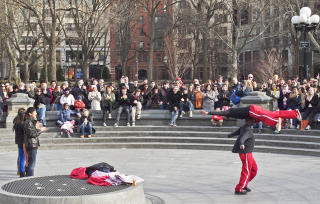 WASHINGTON SQUARE: I hjertet av Greenwich Village har gateartister av alle slag en stor scene som brukes flittig. WASHINGTON SQUARE: I hjertet av Greenwich Village har gateartister av alle slag en stor scene som brukes flittig.