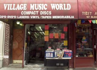 BRUKT: Brukte plater er en stor salgsvare i Greenwich Village, med flere spesialforretninger. BRUKT: Brukte plater er en stor salgsvare i Greenwich Village, med flere spesialforretninger.