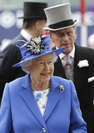 P� VEDDEL�P: Mens det feires i gatene i London, er dronningen p� Epson Derby for � se p� galopphestene. Foto: Sang Tan / AP Photo / NTB Scanpix