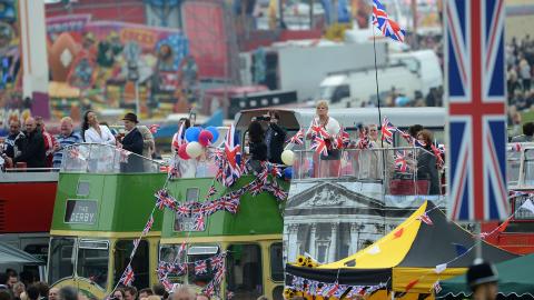 FEST:Innbyggerne i london feirer dronningens 60-�rsdag med flagg og bannere i byens gater. Foto: Adrian Dennis / AFP Photo / NTB Scanpix