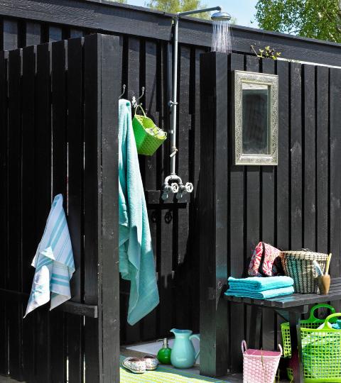 FLERE SONER: Flere soner i hagen er en trend i øyeblikket. En egen dusj gjør seg på varme sommerdager. FOTO: Linnea Press FLERE SONER: Flere soner i hagen er en trend i øyeblikket. En egen dusj gjør seg på varme sommerdager. FOTO: Linnea Press