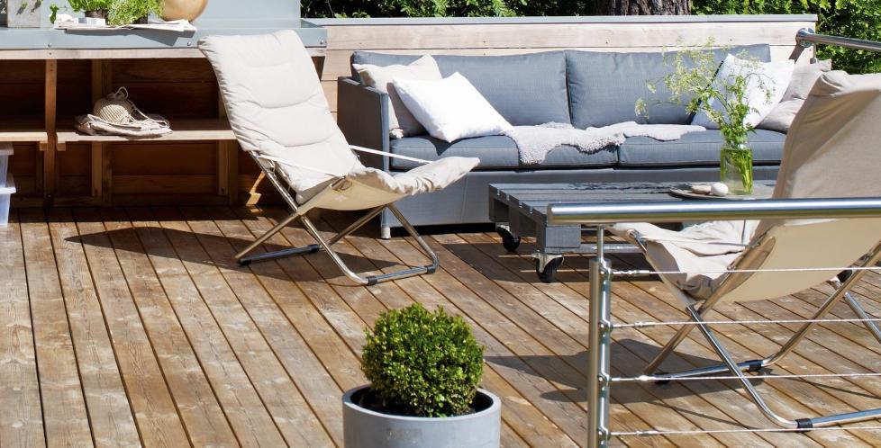 BEHAGELIG UTESOFA: Trenden er klar, n� vil vi ha myke, behagelige sofaer, og mange legger en del penger i utesofaen. Miks det med stoler fra en annen leverand�r/produsent.  FOTO: Dreyer Hensley