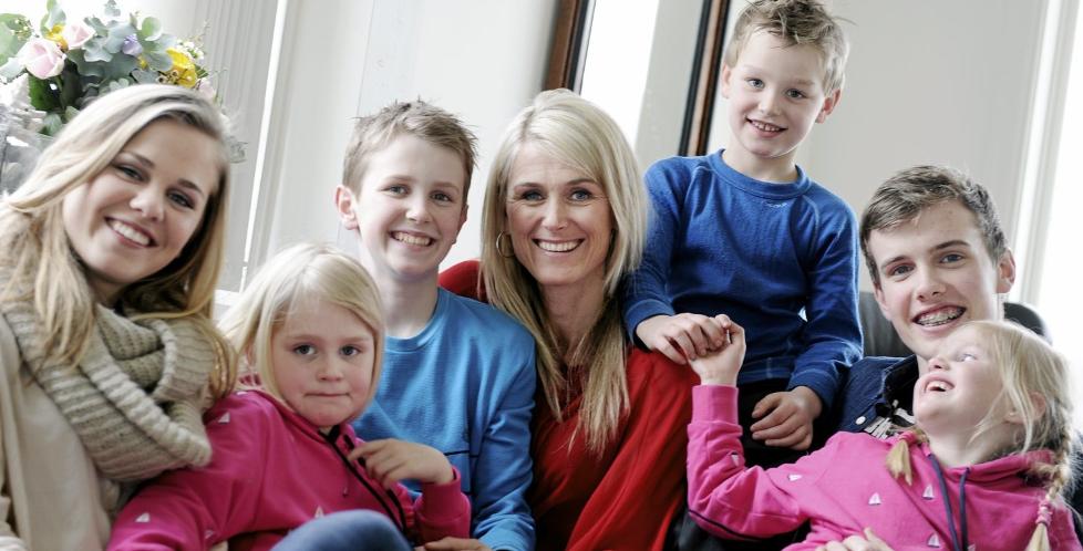 FULL RULLE: TV 2-programleder har ikke fritidsproblemer n�r alle seks barna er hjemme. Fra venstre: Cara (15), Ameli (5), Kaspar (11), Julian (6), Sander (16) og Ada (5). Foto: HELGE SKODVIN