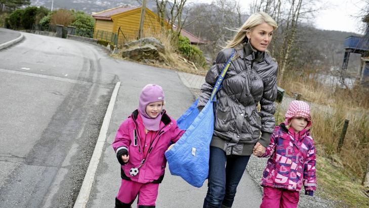 HENTE OG LEVERE: De dagene Sirens mann jobber i Oslo, må Siren både hente og levere tvillingene i barnehagen. Foto: HELGE SKODVIN HENTE OG LEVERE: De dagene Sirens mann jobber i Oslo, må Siren både hente og levere tvillingene i barnehagen. Foto: HELGE SKODVIN