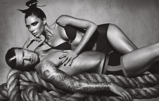 BECKHAM: Victoria og David poserte sammen i en sensuell undert�ysreklame for Armani i 2009. Foto: Stella Pictures