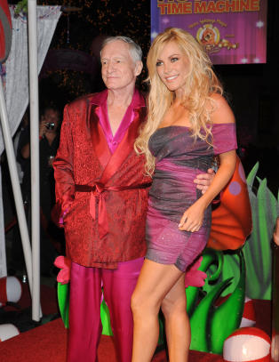 Hugh Hefners 60 år yngre eks-forlovede tilbake i Playboy Mansion