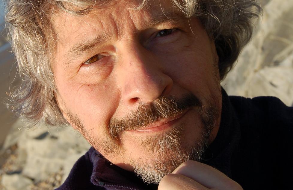 SMERTEFULLT: Det er umulig ikke � tenke p� de mange etterlatte etter 22. juli n�r en leser �S�nnen�. Foto: PAX