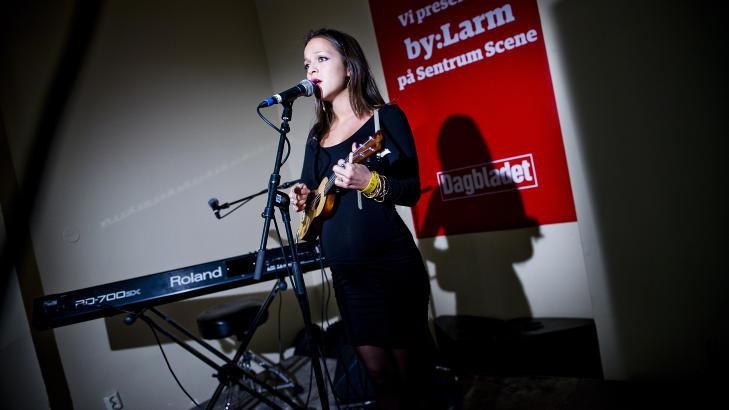  STRUTTEMAGE:  Siri Nilsen opptr�dde med kulerund mage under �rets BYLARM. Foto: H�kon Eikesdal / Dagbladet