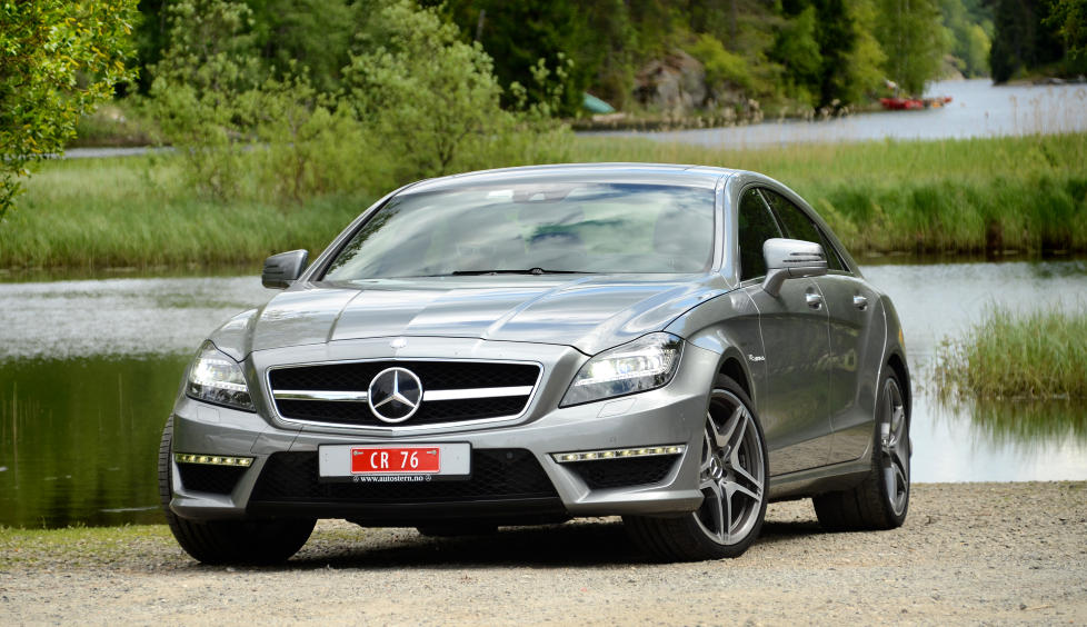 NOEN MER VELLYKKET: La oss glemme prislappen et lite �yeblikk. Mercedes CLS AMG har alt du kan �nske deg i en bil - og litt til. Det er fristende � kalle den perfeksjon p� fire hjul, selv om den koster like mye som en leilighet i hovedstaden. Foto: ANDREAS HANDELAND